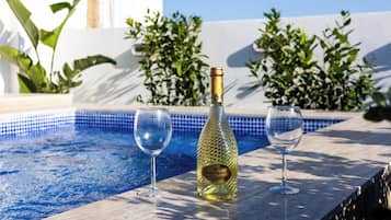 Una piscina al aire libre de temporada, sillones reclinables de piscina