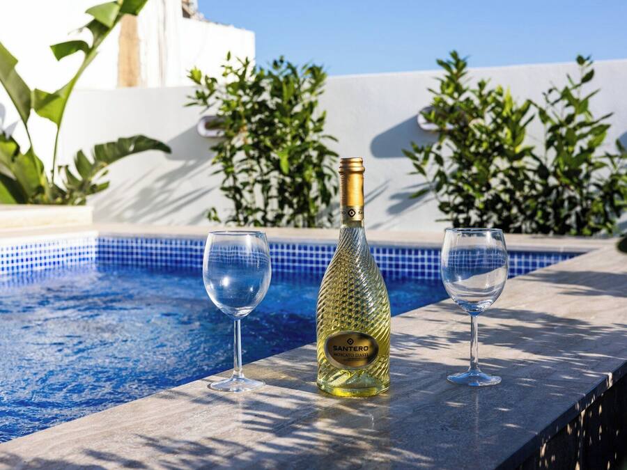 Seasonal outdoor pool, sun loungers