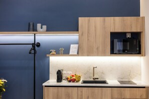 Kamar Double Keluarga | Dapur kecil pribadi | Lemari es kecil, microwave, kompor, dan mesin espresso