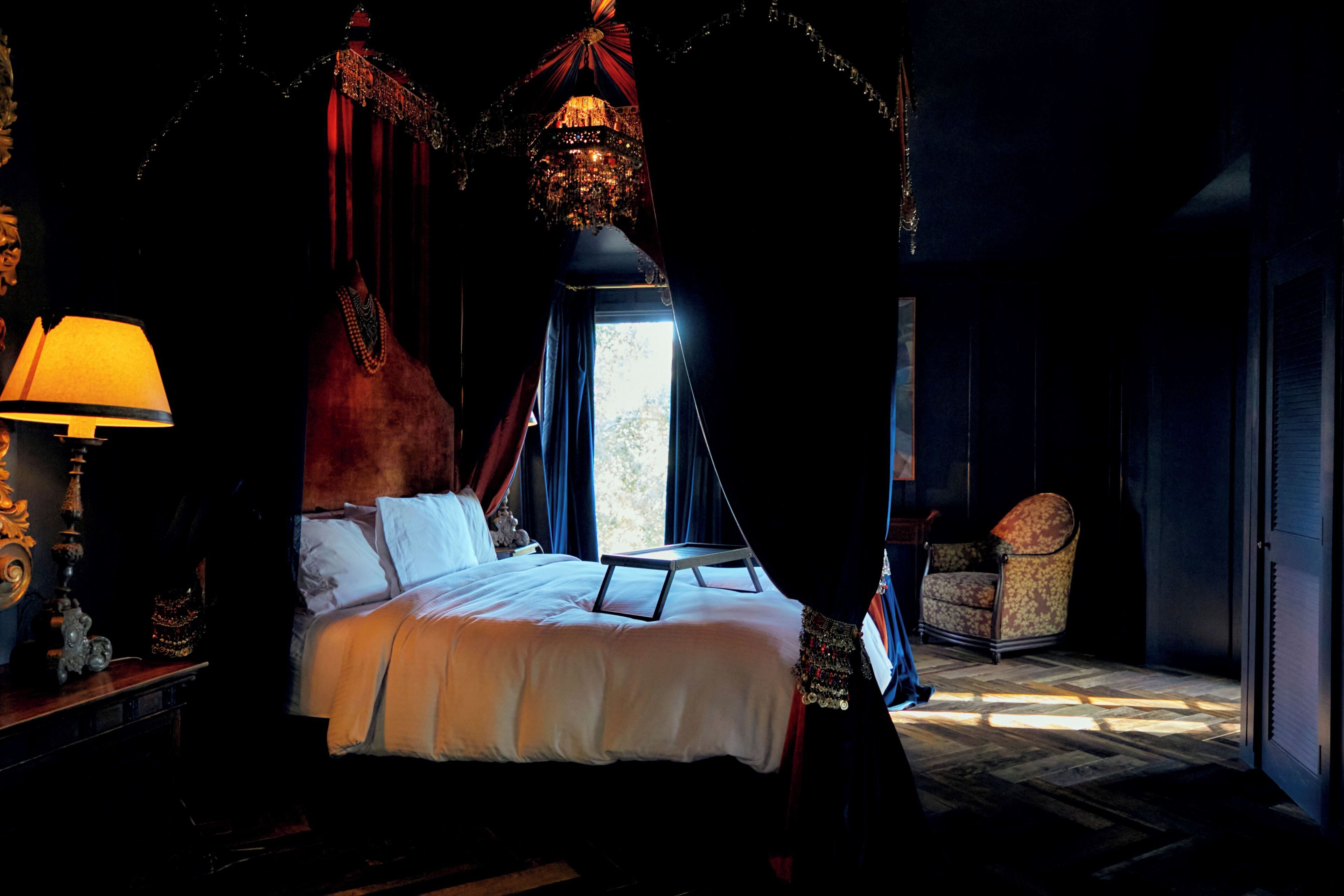 1 dormitorio, tabla de planchar con plancha, ropa de cama