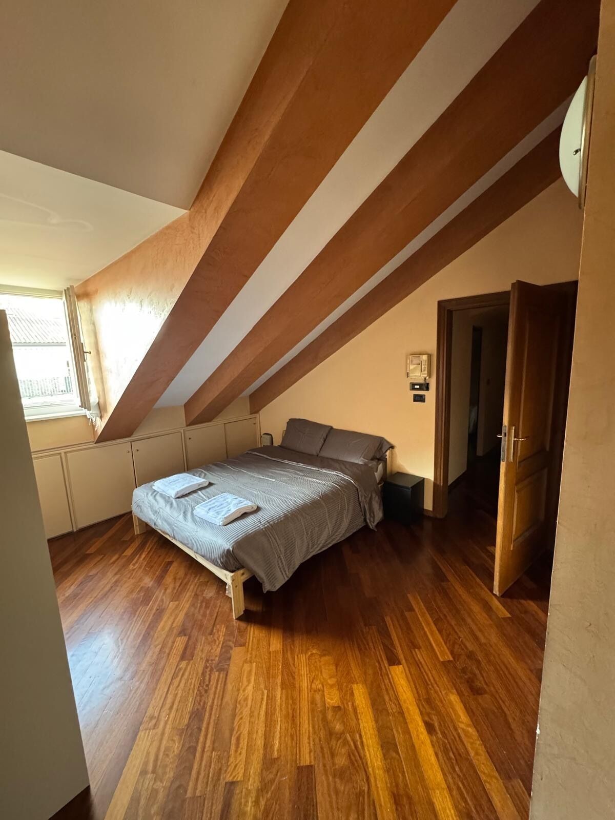 5 habitaciones, tabla de planchar con plancha, wifi y ropa de cama 