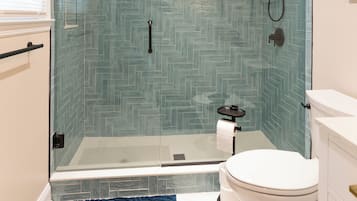 Ducha, secador de pelo, toallas y papel higiénico