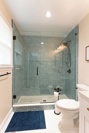 Dusch, hårtork, handdukar och toalettpapper