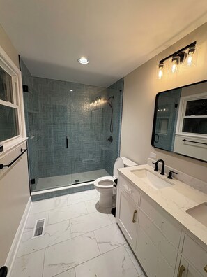 Suihku, hiustenkuivaaja, pyyhkeet, vessapaperi