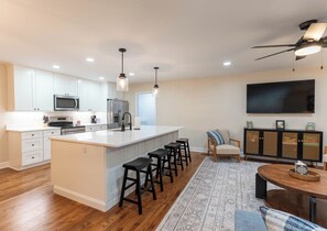 Frigorífic, microones, forn i placa de cuina