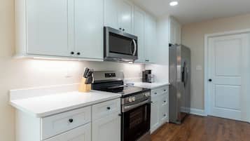 Kylskåp, mikrovågsugn, ugn och spishäll