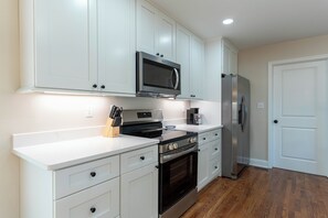 Kylskåp, mikrovågsugn, ugn och spishäll