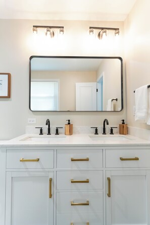 Suihku, hiustenkuivaaja, pyyhkeet, vessapaperi