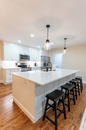 Frigorífic, microones, forn i placa de cuina