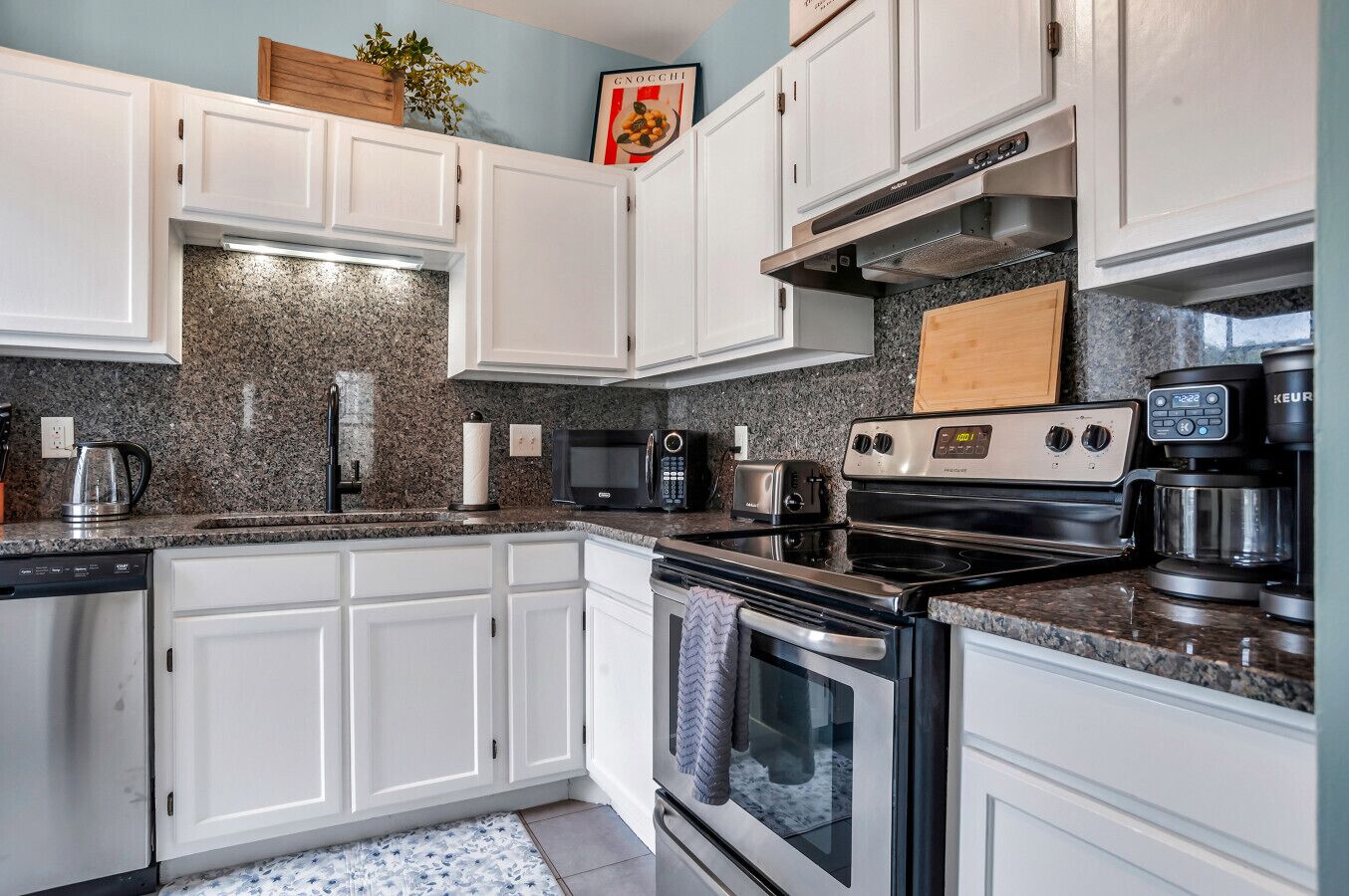 Kjøleskap, mikrobølgeovn, ovn og kokeplater