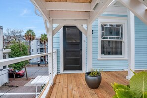 Property grounds - Victorian 1bd with Modern Touches, Steps from Forsyth (Savannah)