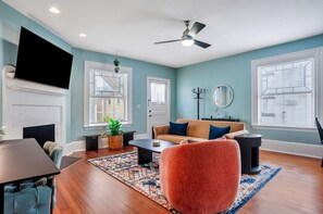 TV, fireplace - Victorian 1bd with Modern Touches, Steps from Forsyth (Savannah)