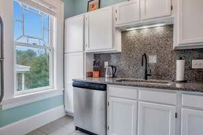 Fridge, microwave, oven, stovetop - Victorian 1bd with Modern Touches, Steps from Forsyth (Savannah)