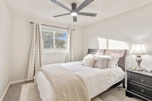 3 bedrooms, iron/ironing board, travel cot, WiFi - Cozy Cottage| Backyard | Grill | Near Canyon (American Fork)