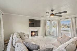 TV, fireplace, books, video library - Cozy Cottage| Backyard | Grill | Near Canyon (American Fork)