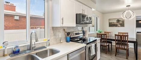 Kjøleskap, mikrobølgeovn, ovn og kokeplater