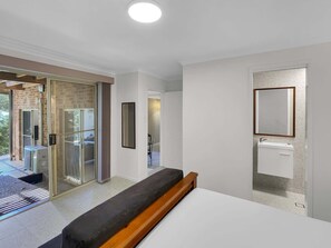 3 bedrooms, iron/ironing board, WiFi, bed sheets - Relaxing 3-Bedroom Retreat with Outdoor Seating (Lilli Pilli)