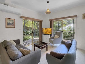 TV - Relaxing 3-Bedroom Retreat with Outdoor Seating (Lilli Pilli)