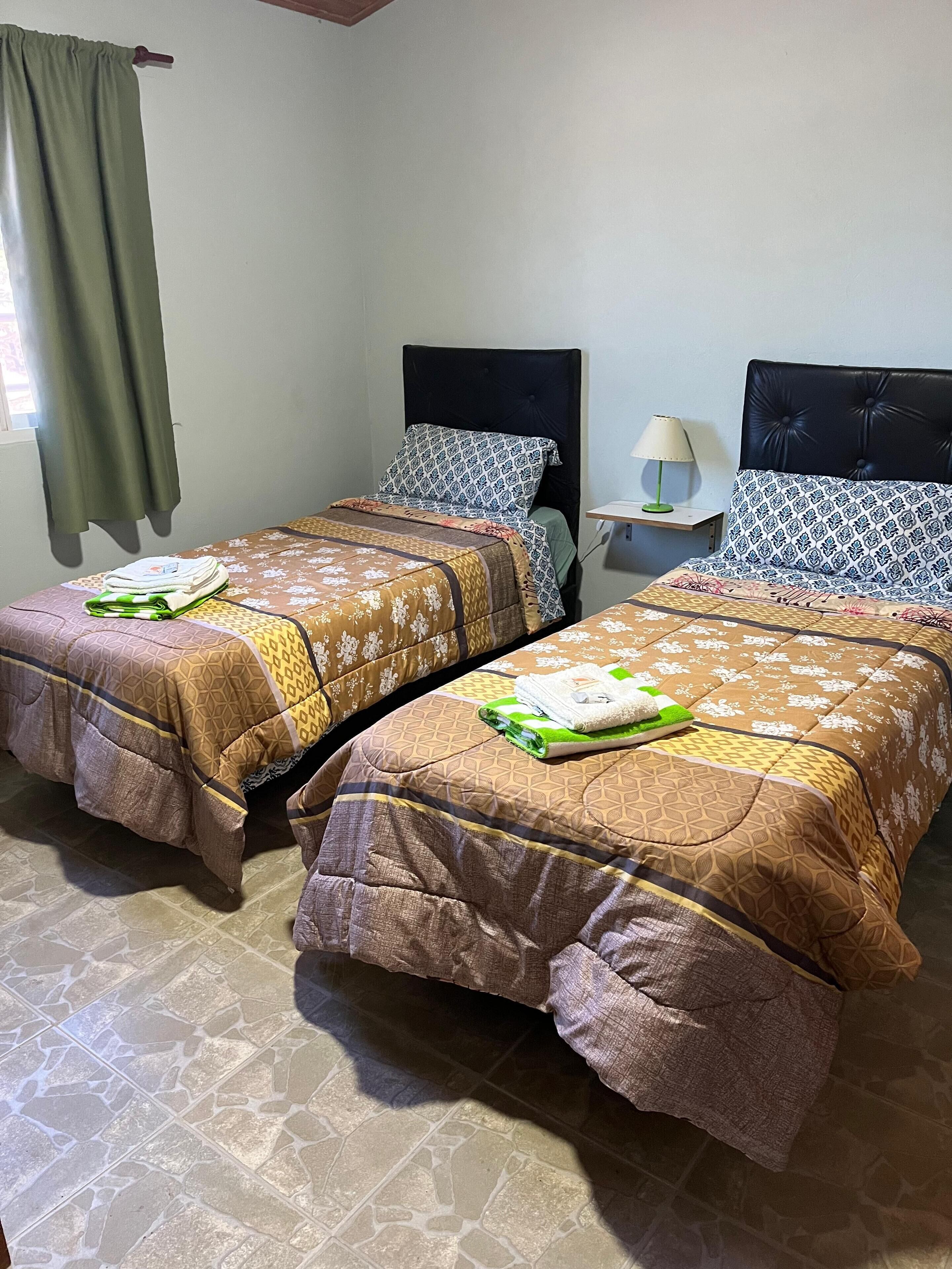 Habitación superior con 2 camas individuales, vista a la ciudad | Wifi gratis 