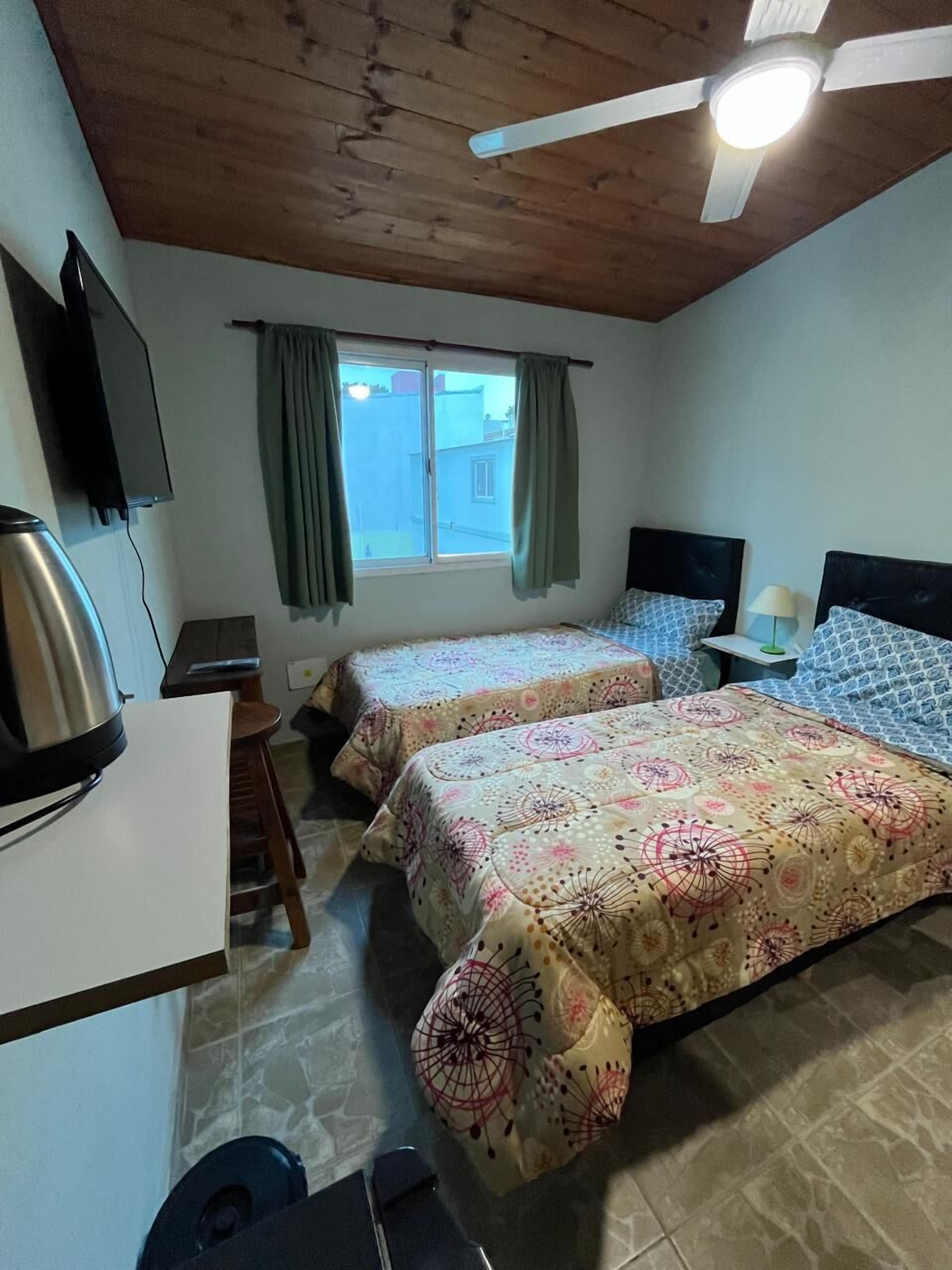 Habitación con 2 camas individuales, vista a la ciudad | Wifi gratis 