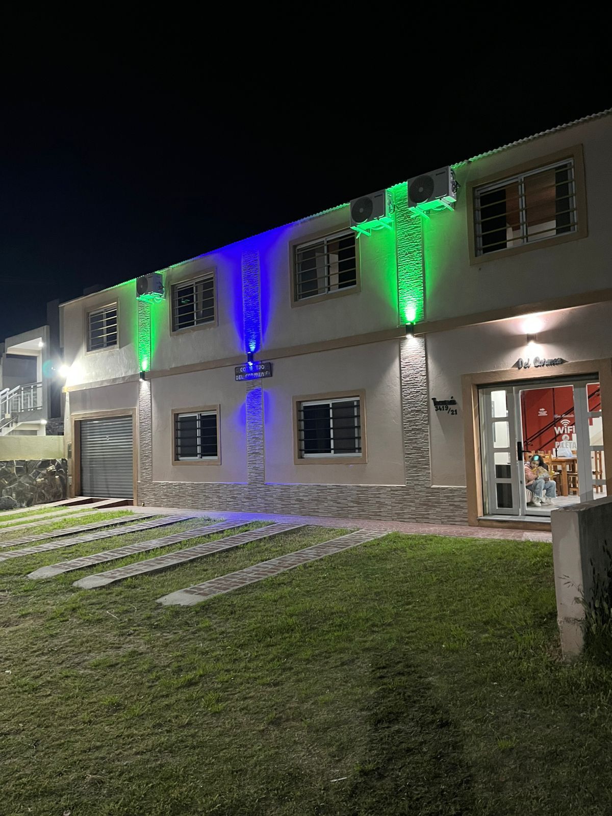 Vista frontal de la propiedad