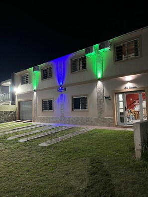 Vista frontal de la propiedad