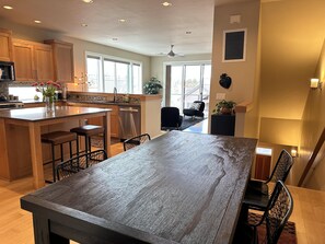 Dining - Beautiful end unit home with big horizon views! (Bend)