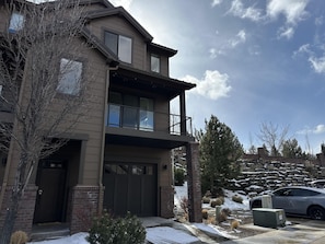 Exterior - Beautiful end unit home with big horizon views! (Bend)