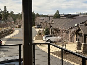 Property grounds - Beautiful end unit home with big horizon views! (Bend)