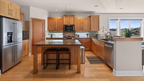 Private kitchen - Beautiful end unit home with big horizon views! (Bend)