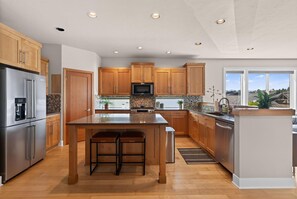 Private kitchen - Beautiful end unit home with big horizon views! (Bend)