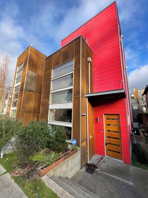 Exterior - Peaceful urban oasis close to Downtown, stadiums and public transit (Seattle)