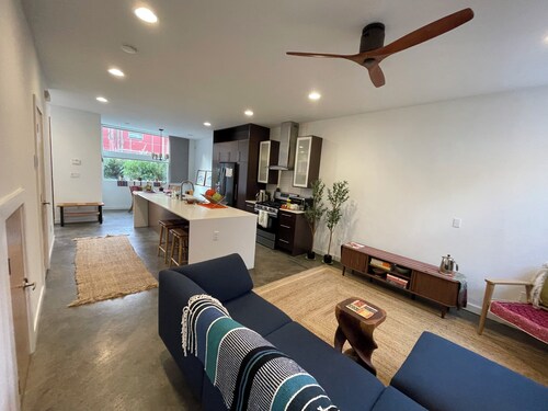 Peaceful urban oasis close to Downtown, stadiums and public transit