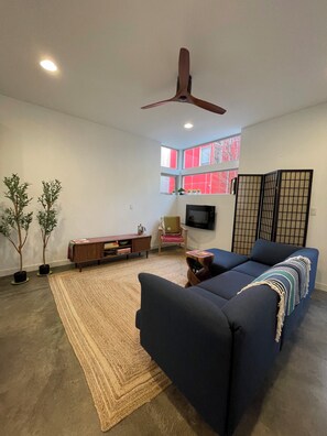 Smart TV - Peaceful urban oasis close to Downtown, stadiums and public transit (Seattle)