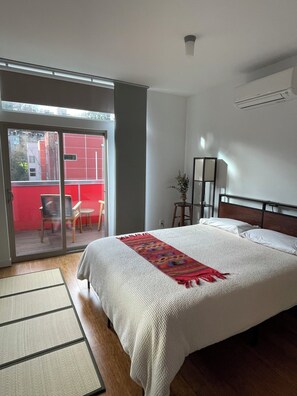 3 bedrooms, iron/ironing board, WiFi, bed sheets - Peaceful urban oasis close to Downtown, stadiums and public transit (Seattle)