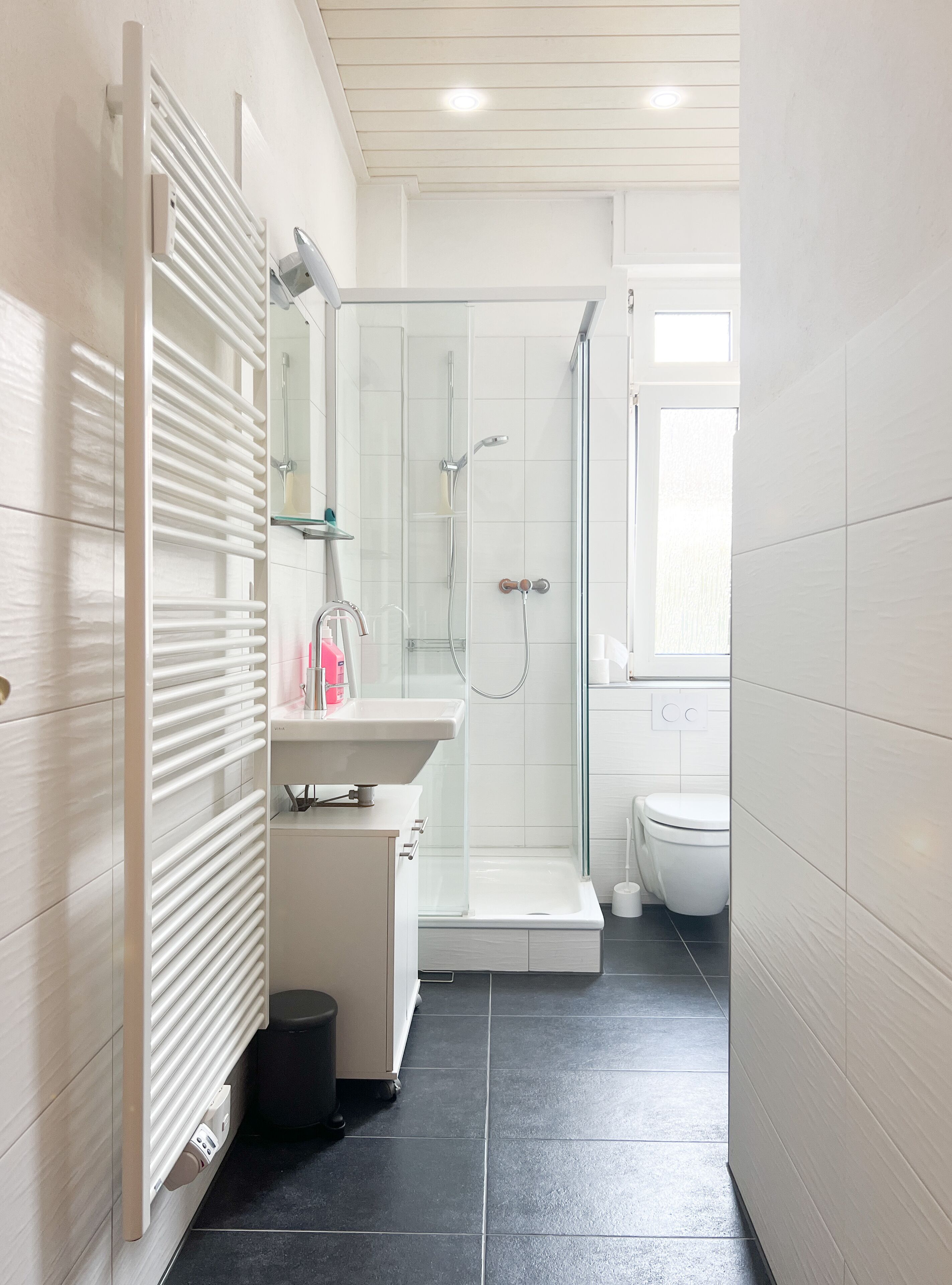 Douche, sèche-cheveux, serviettes fournies, savon