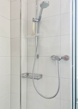 Dusche, Haartrockner, Handtücher, Seife