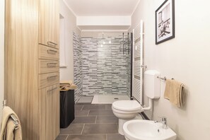 Douche, sèche-cheveux, bidet, serviettes fournies