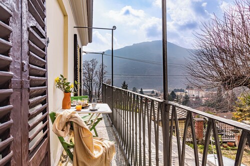 Apartment in historic mansion, nestled in the quiet, with large spaces and garden