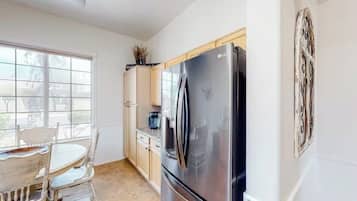 Comfort Triple Room | Private kitchen | Fridge, microwave, oven, stovetop