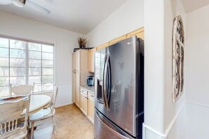 Habitación triple Confort | Cocina privada | Refrigerador, microondas, horno y parrilla de estufa 