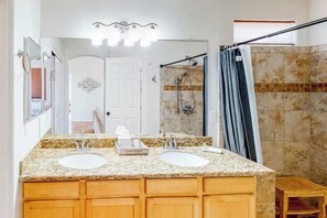 Habitació triple Comfort | Bany | Assecador de cabells, tovalloles, sabó i xampú 