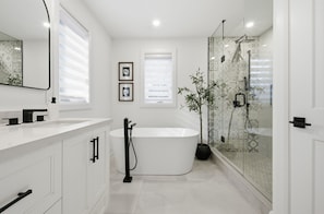 Shower, hair dryer, towels, soap - Lake Simcoe Ice Fishing Basecamp • Sleeps 10–12 • Heated Shop (Beaverton)