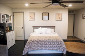 1 bedroom, WiFi, bed sheets - Kerbside Den - Private Basement Suite (Joplin)