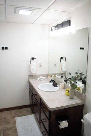 Towels, soap, toilet paper - Kerbside Den - Private Basement Suite (Joplin)