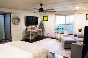 1 bedroom, WiFi, bed sheets - Kerbside Den - Private Basement Suite (Joplin)