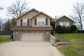 Exterior - Kerbside Den - Private Basement Suite (Joplin)