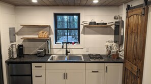 Kühlschrank, Herdplatte, Wasserkocher mit Kaffee-/Teezubehör, Toaster