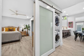 3 habitaciones, tabla de planchar con plancha, internet y ropa de cama