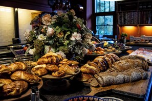 Dining - Warm family run farmhouse in the national park of Haspengouw in Belgian Limburg (Nieuwerkerken)